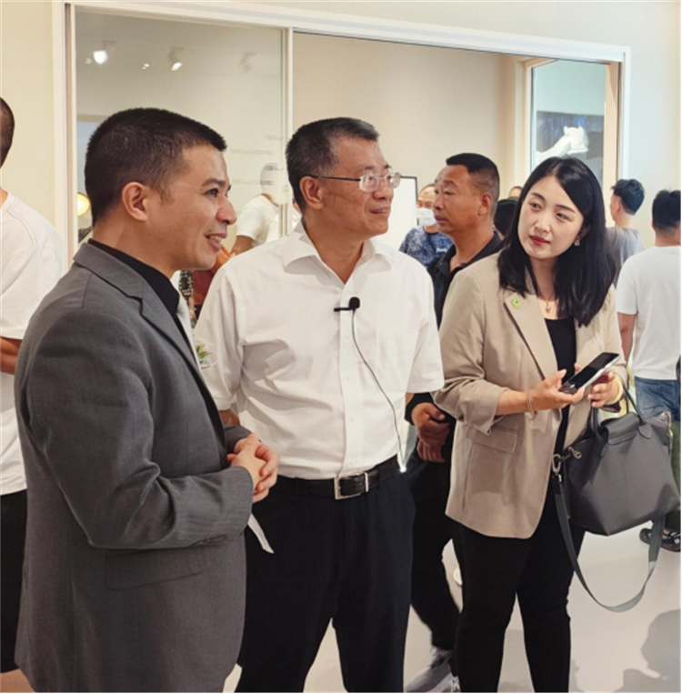 3_1_开展首日，中国建筑材料流通协会会长秦占学走访门窗头部品牌#中国建博会（广州）1271.jpg