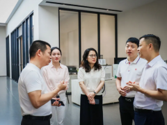 新华社走进德技优品门窗总部，见证安全门窗标杆品牌实力 