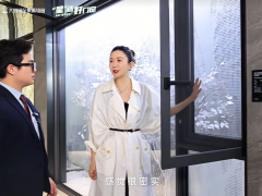 周韦彤探厂vlog：“全能女神”如何检验新标大玻璃门窗硬实力 